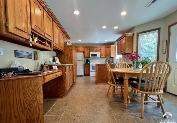 3807 Hunters Hill DR, Lawrence, KS 66049
