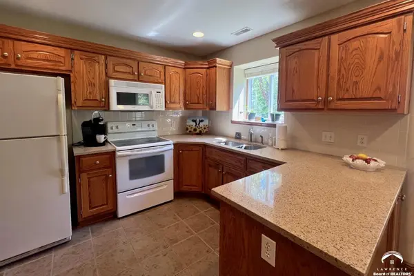 3807 Hunters Hill DR, Lawrence, KS 66049