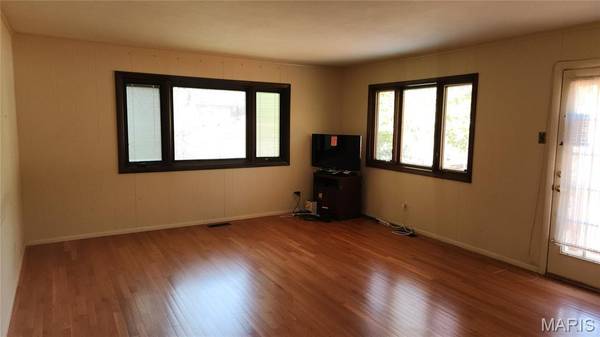 549 Scottsdale RD, St Louis, MO 63122