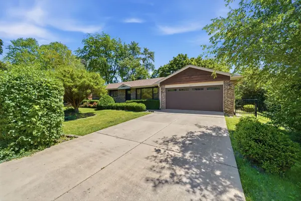 1801 N Iris DR, Palatine, IL 60074