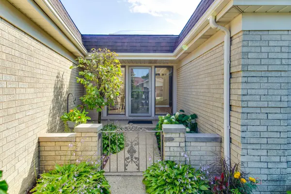 2457 Seville CIR, Northbrook, IL 60062