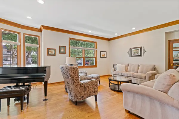 390 Grandview AVE, Glen Ellyn, IL 60137