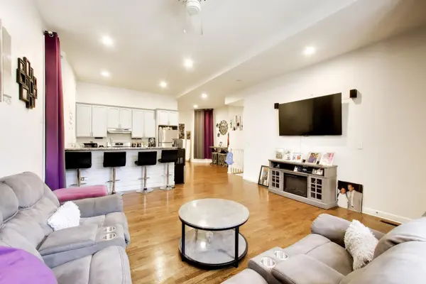 3014 W Walnut ST, Chicago, IL 60612