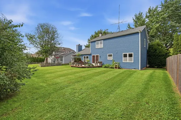 27W105 Walnut DR, Winfield, IL 60190