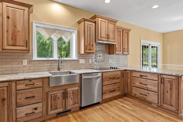 1385 Old Freeport PL, Bettendorf, IA 52722