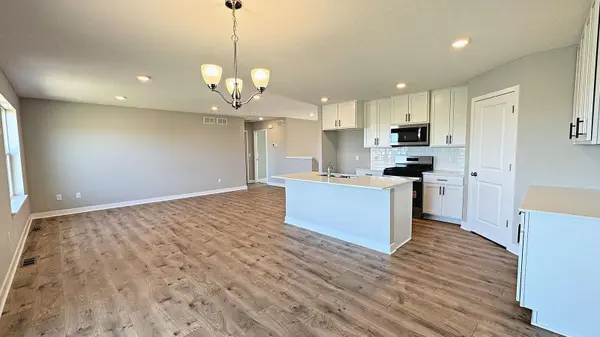 1662 Shasta DR, Shakopee, MN 55379