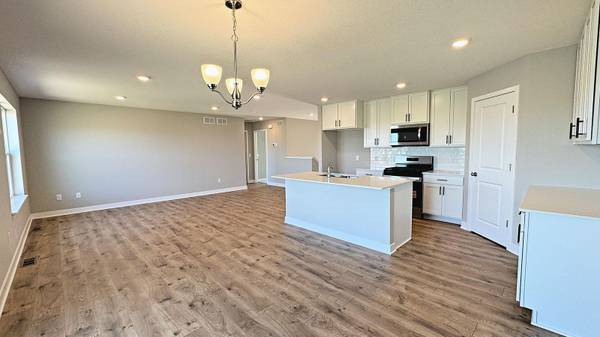 1662 Shasta DR, Shakopee, MN 55379