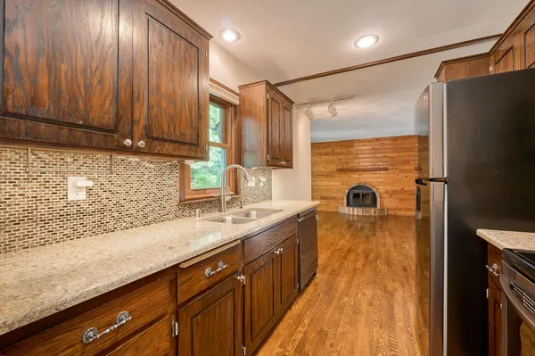 8104 Dakota LN, Chanhassen, MN 55317