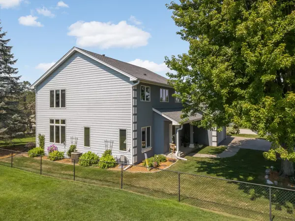 527 Hackmore DR, Eagan, MN 55123