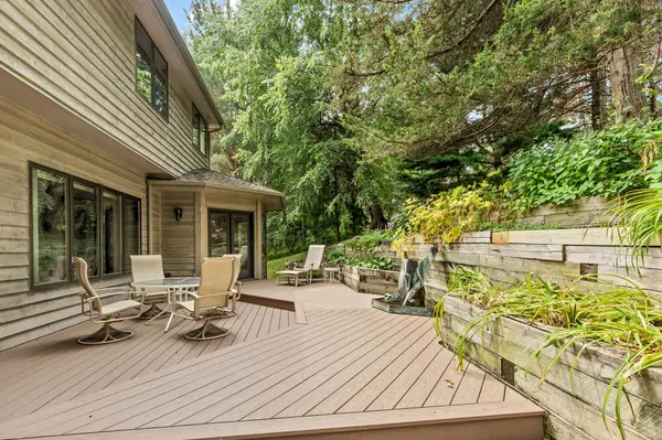 655 Evergreen CIR, Shoreview, MN 55126