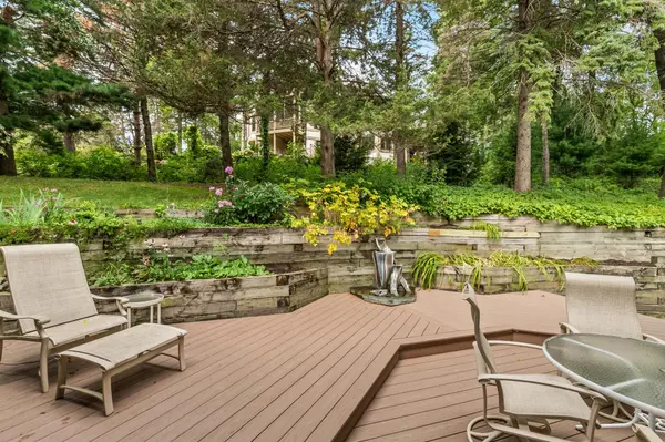 655 Evergreen CIR, Shoreview, MN 55126
