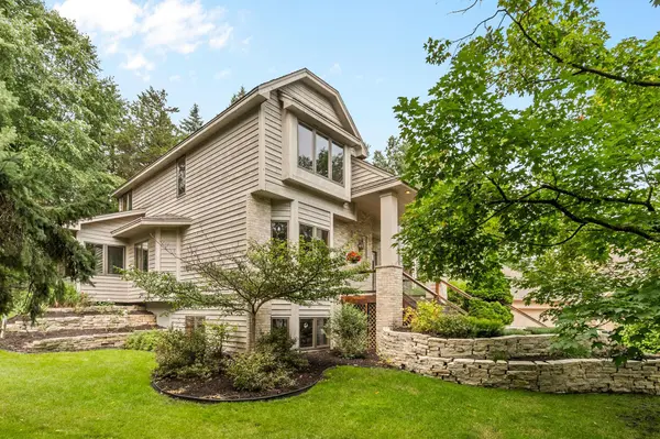 655 Evergreen CIR, Shoreview, MN 55126