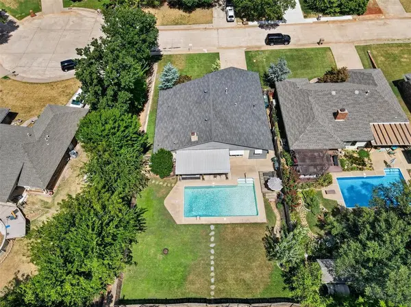 1212 Devonshire CT, Edmond, OK 73034