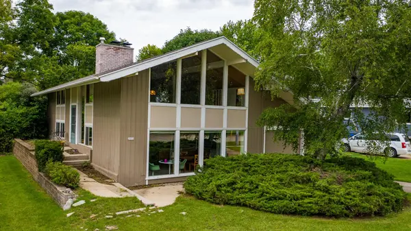 2033 MENOMINEE DR, Oshkosh, WI 54901-2577