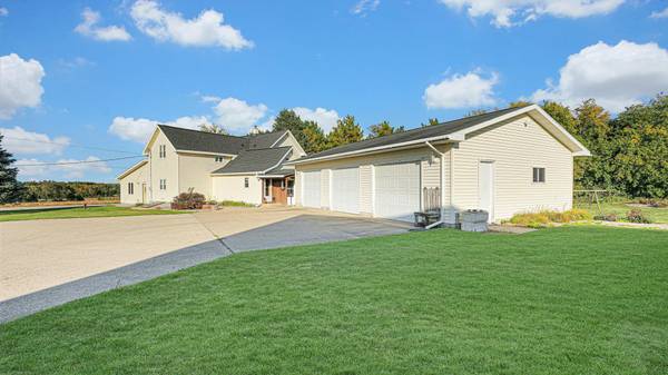 E9419 CRAIN RD, New London, WI 54961