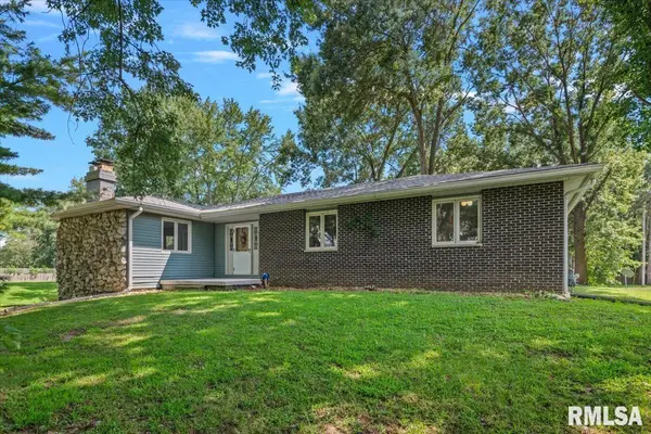 10086 Wics RD, Dawson, IL 62520