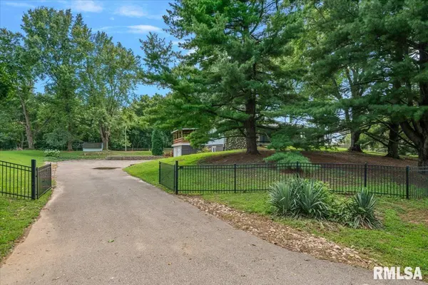 10086 Wics RD, Dawson, IL 62520