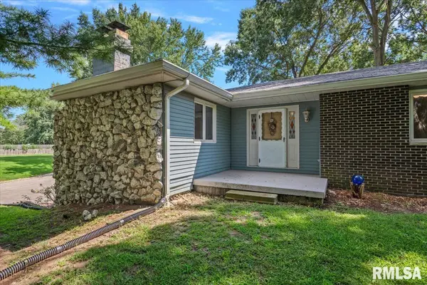10086 Wics RD, Dawson, IL 62520
