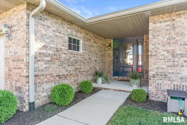 820 Elk Crest CT, Chatham, IL 62629