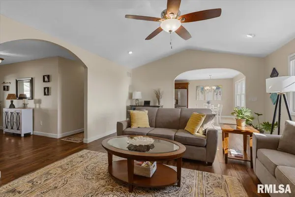 820 Elk Crest CT, Chatham, IL 62629