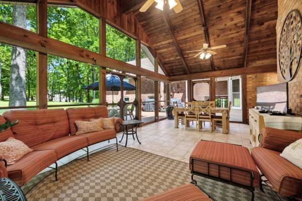 3208 Thoroughbred Dr, Hermitage, TN 37076