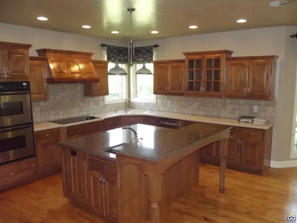 1128 SW Belmont LN, Topeka, KS 66604