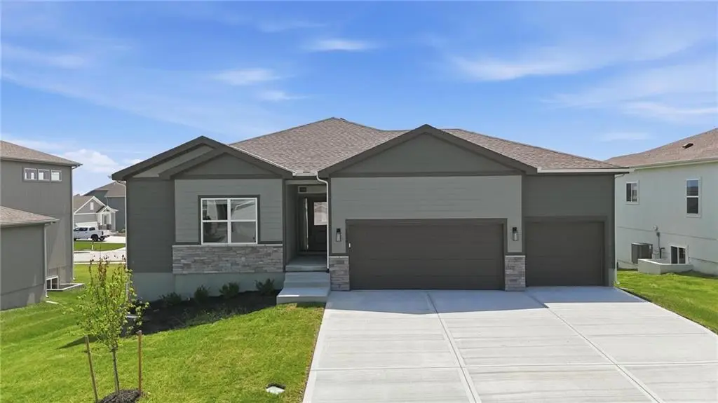 1921 SW Hightown DR, Lee's Summit, MO 64082