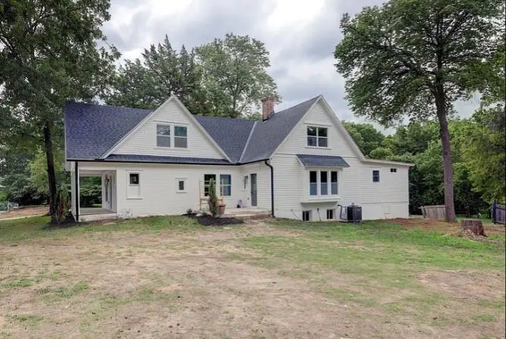10015 Johnson DR, Merriam, KS 66203
