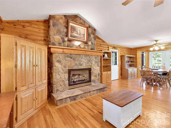 212 Glen Echo CIR, Saluda, NC 28773