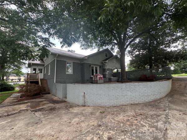 2709 N Main AVE, Newton, NC 28658