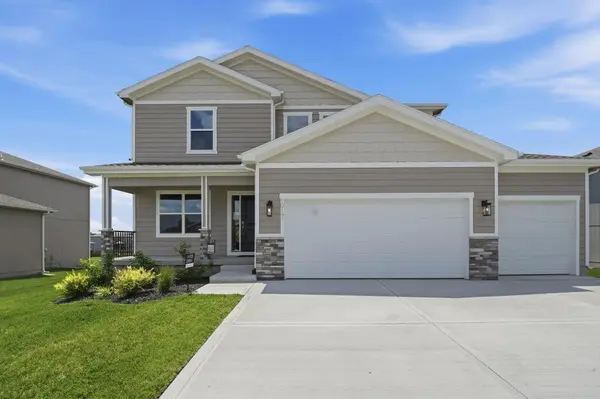 1917 SW Hightown DR, Lee's Summit, MO 64082