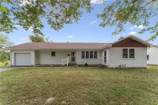 915 S Locust ST, Sweet Springs, MO 65351