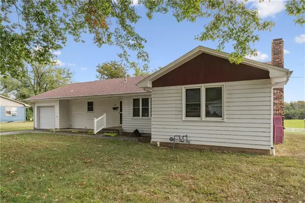 915 S Locust ST, Sweet Springs, MO 65351