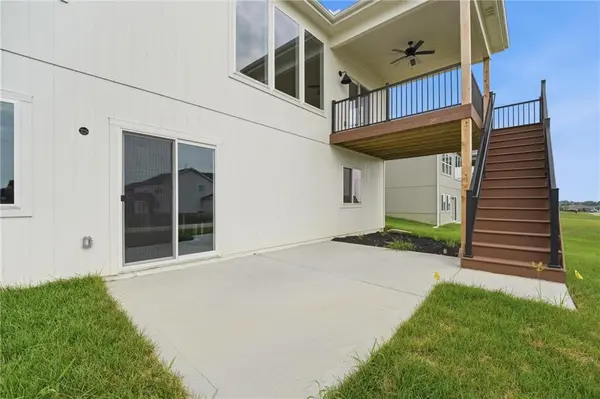 1925 SW Hightown DR, Lee's Summit, MO 64082