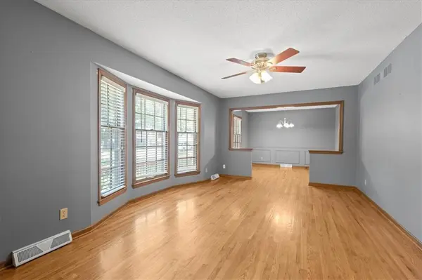 7211 N HIGHLAND AVE, Gladstone, MO 64118
