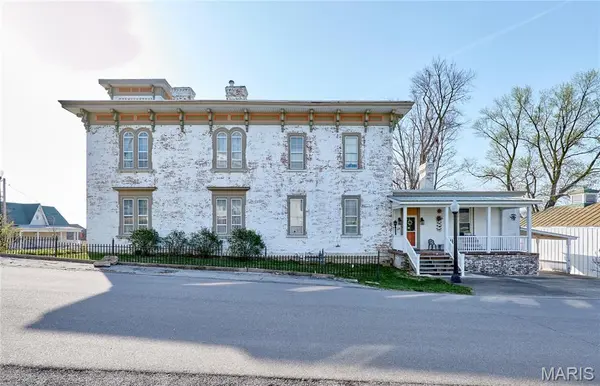 320 N Main ST, Louisiana, MO 63353