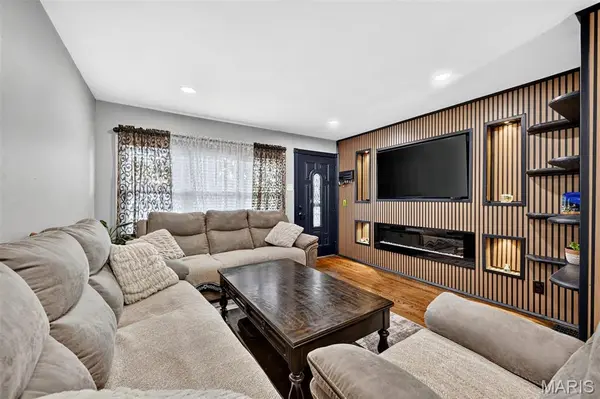 9713 Shuffle DR, Affton, MO 63123