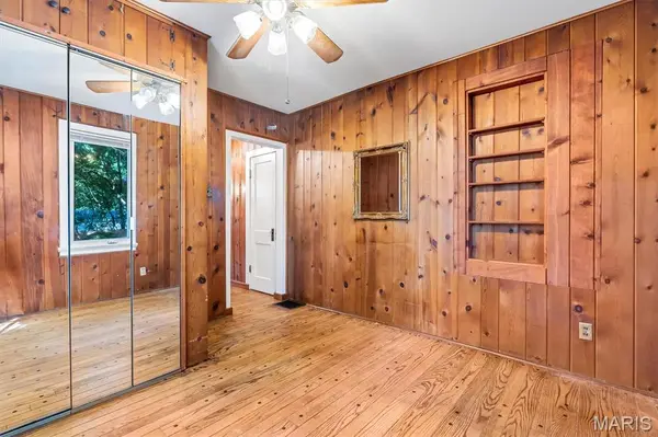 210 Cheney LN, Webster Groves, MO 63119