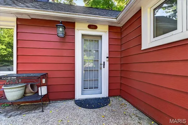210 Cheney LN, Webster Groves, MO 63119