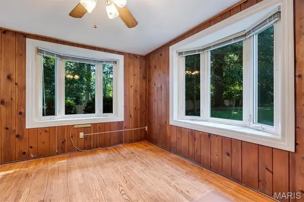 210 Cheney LN, Webster Groves, MO 63119