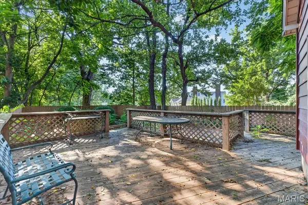 210 Cheney LN, Webster Groves, MO 63119