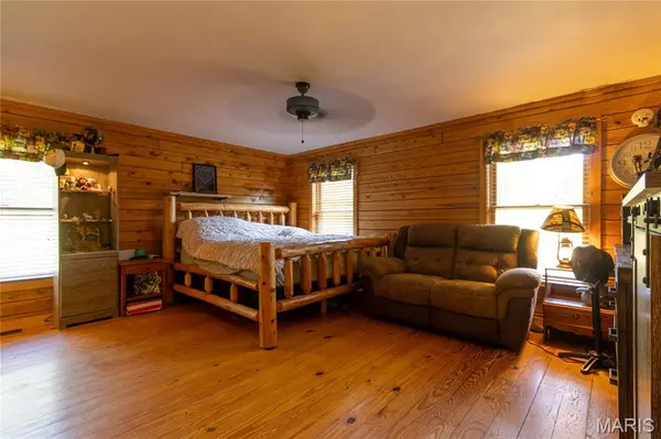 83 Little Shoal Creek RD, Steelville, MO 65565
