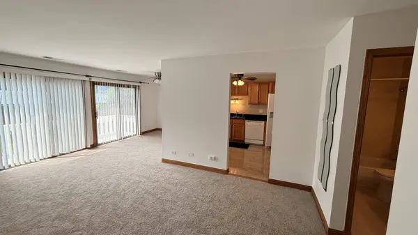 220 Oak Knoll CT #B2, Schaumburg, IL 60193