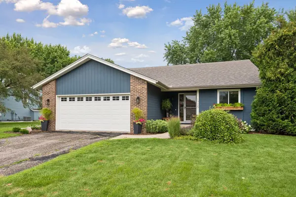 1705 White Oak DR, Chaska, MN 55318