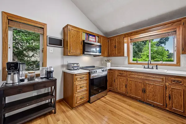 1705 White Oak DR, Chaska, MN 55318