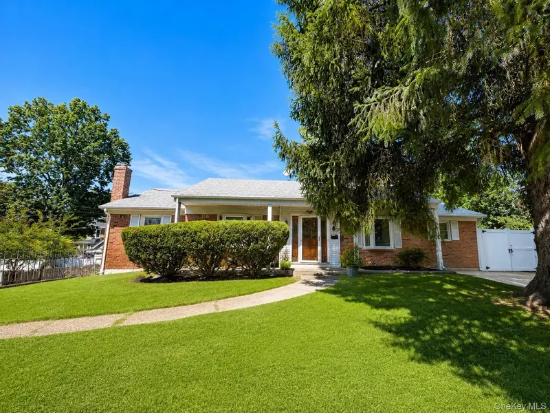19 North LN, Glen Cove, NY 11542