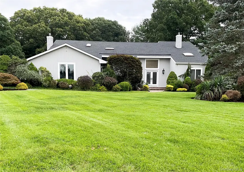 4 Laurelwood CT, Dix Hills, NY 11746