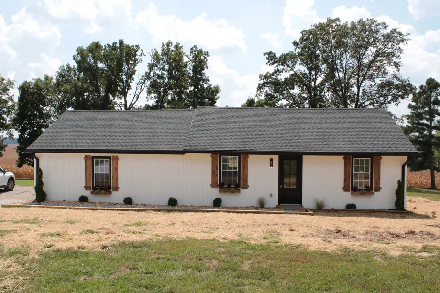 8285 Pilot Rock Rd, Hopkinsville, KY 42240