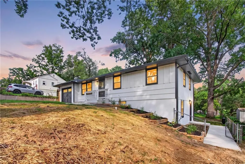 3737 N Walrond AVE, Kansas City, MO 64117