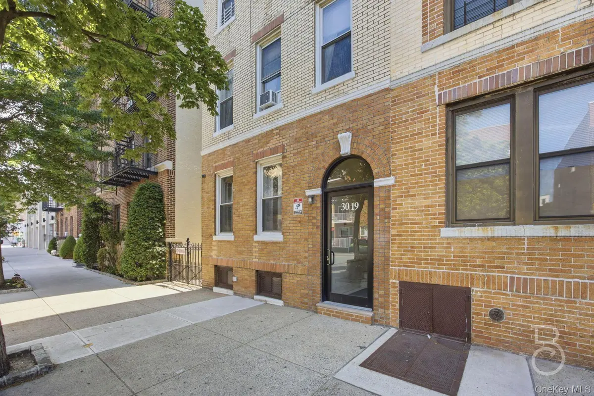 30-19 33rd ST, Astoria, NY 11102